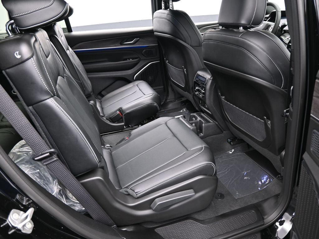 New 2025 Diamond Black Crystal Pearlcoat Jeep Overland image 21