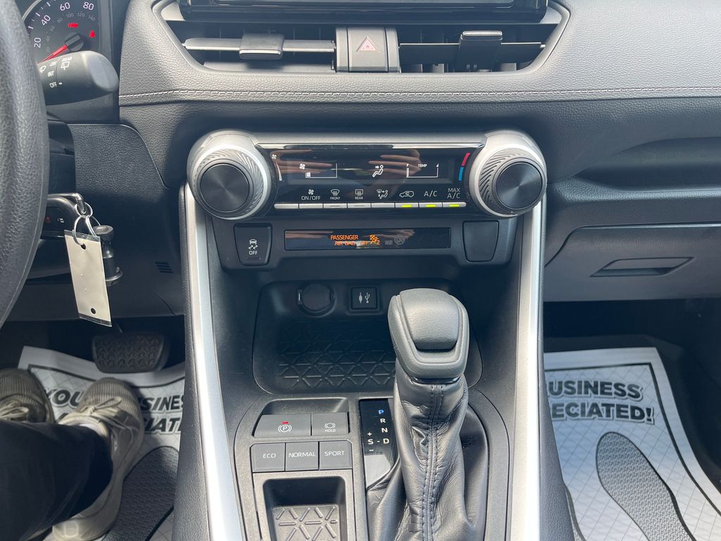 2019 Toyota RAV4 LE photo