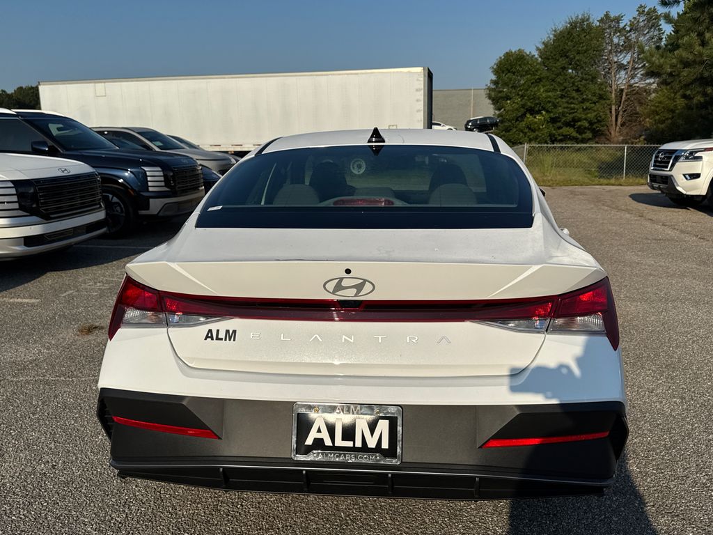 2025 Hyundai Elantra SE photo 3