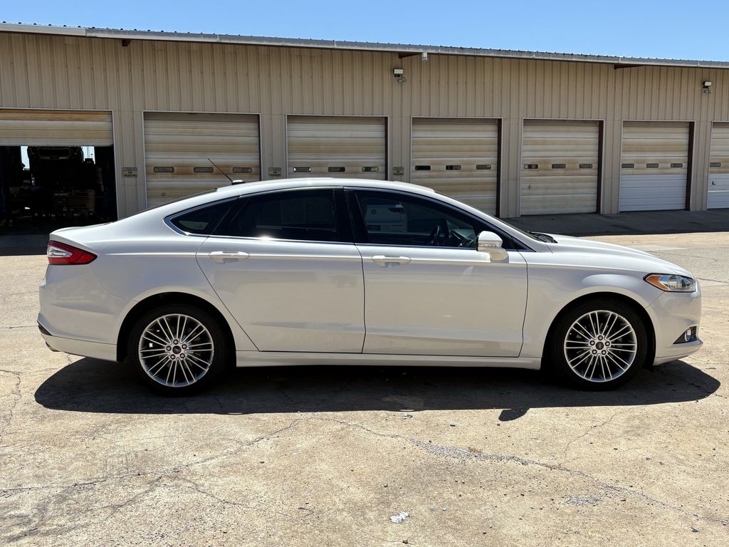Used 2015 White Platinum Clearcoat Metallic Ford SE image 4