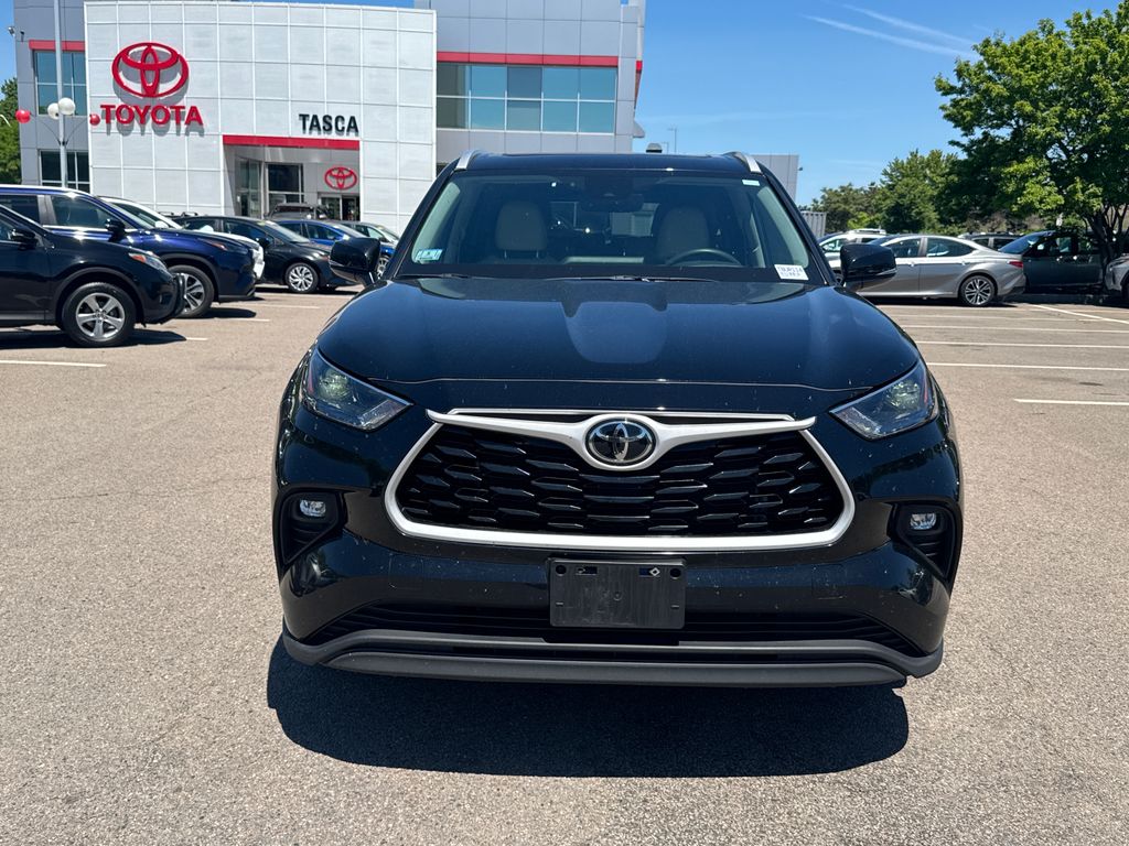 Used 2025 Black Toyota XLE image 2