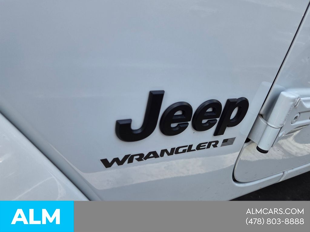 Used 2025 White Jeep Sahara image 4