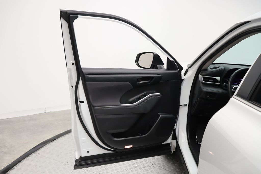 2024 Toyota Highlander LE 16