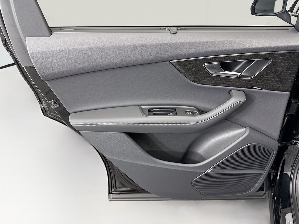 Thumbnail: 2026 Audi Q7 - 25