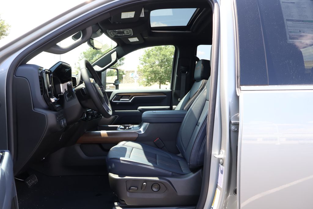 Thumbnail: 2025 Chevrolet Silverado 2500 - 14