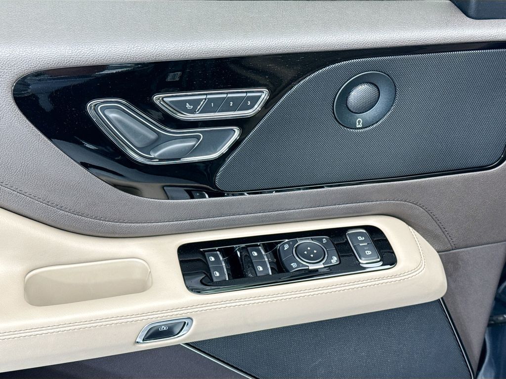 Thumbnail: 2022 Lincoln Aviator - 22