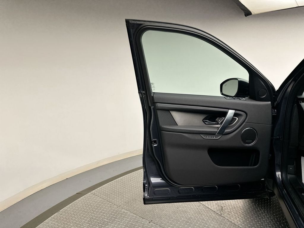 Thumbnail: 2025 Land Rover Discovery Sport - 7