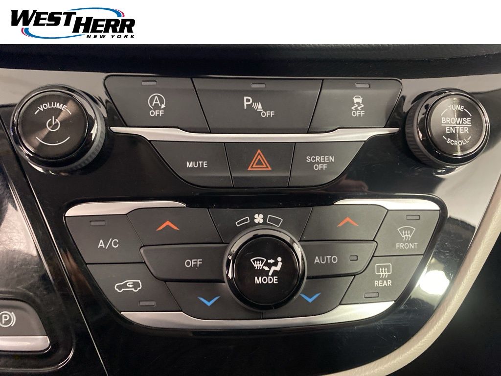 Used 2018 Silver Chrysler Touring L image 5