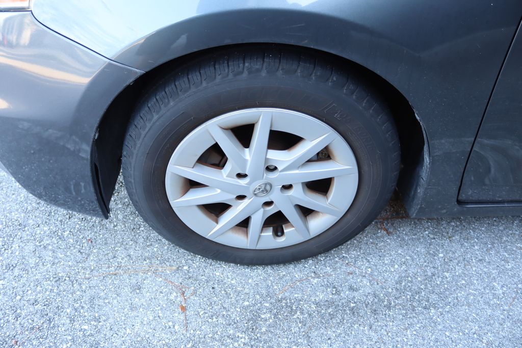 Thumbnail: 2012 Toyota Prius v - 4