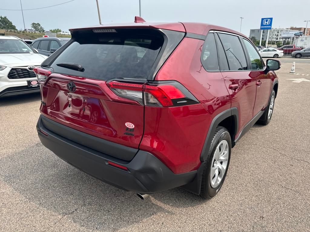 2022 Toyota RAV4 LE photo 11