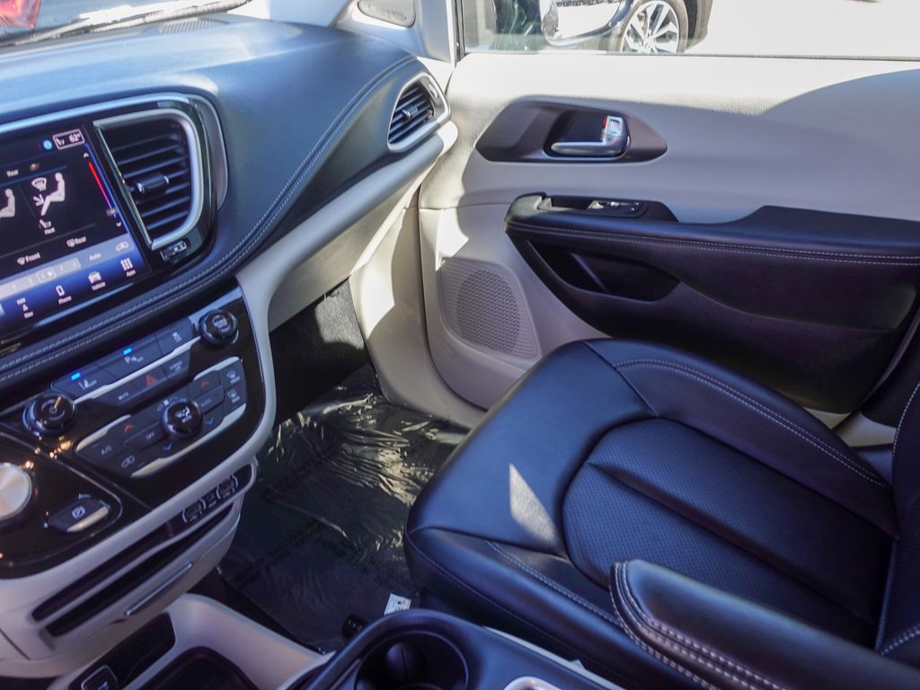 Used 2024 Black Chrysler Select image 17