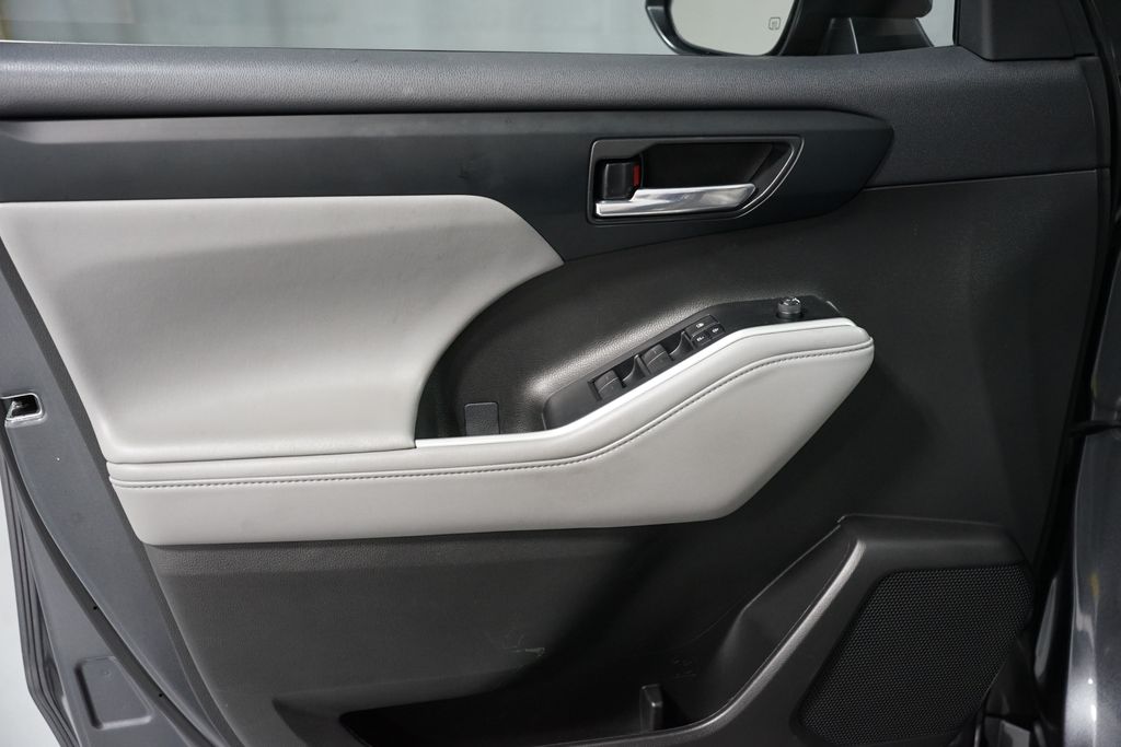 Thumbnail: 2022 Toyota Highlander - 30