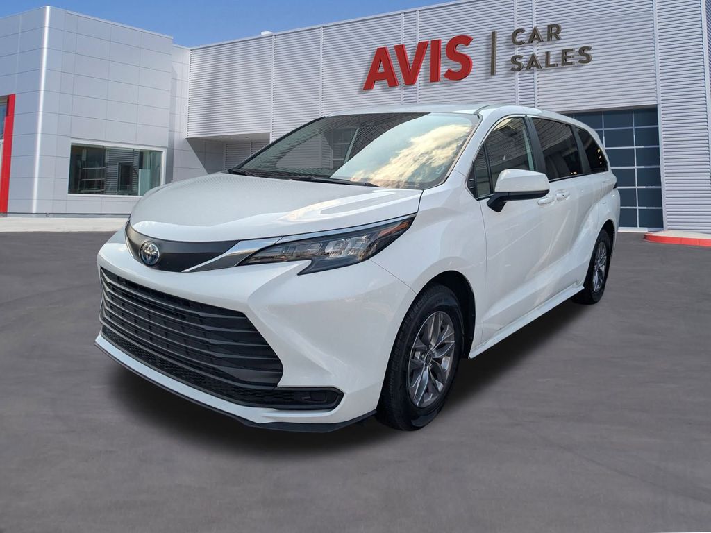 2025 Toyota Sienna LE 8-Passenger FWD