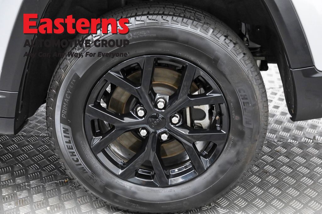 Used 2024 Silver Jeep Altitude image 33