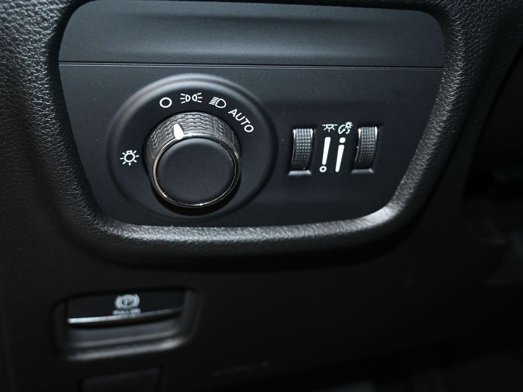 Used 2024 Silver Zynith Jeep Laredo image 25