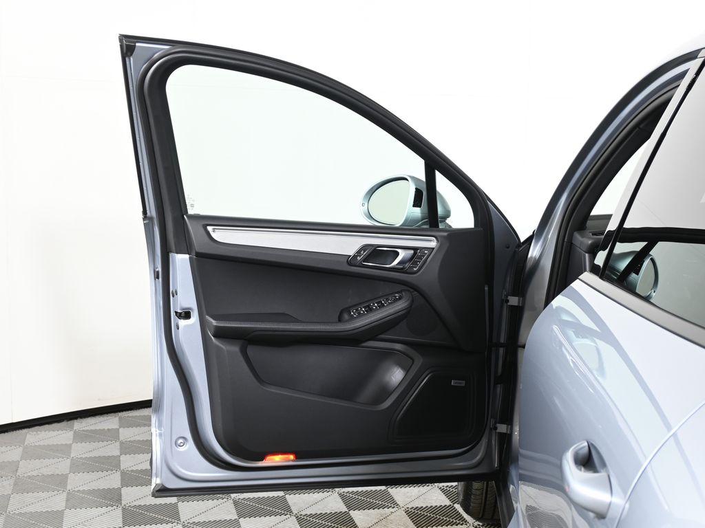 Thumbnail: 2025 Porsche Macan - 32