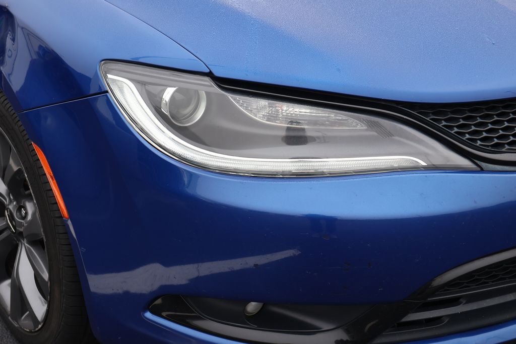 Thumbnail: 2016 Chrysler 200 - 4