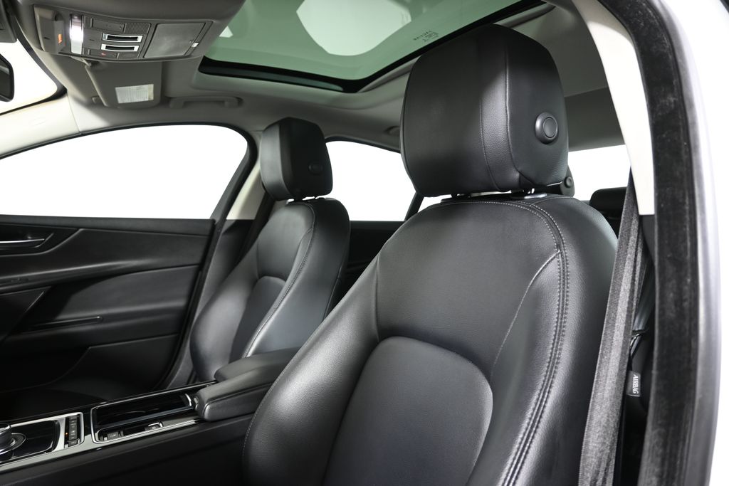 Thumbnail: 2018 Jaguar XE - 16