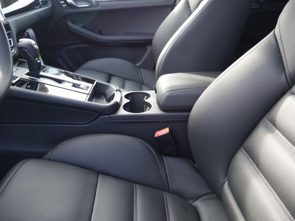 Thumbnail: 2026 Porsche Macan - 5