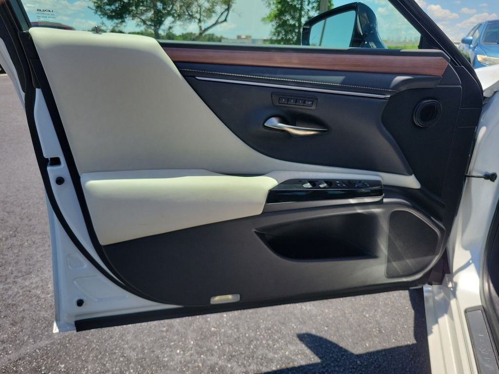 used 2025 Lexus ES car, priced at $45,998