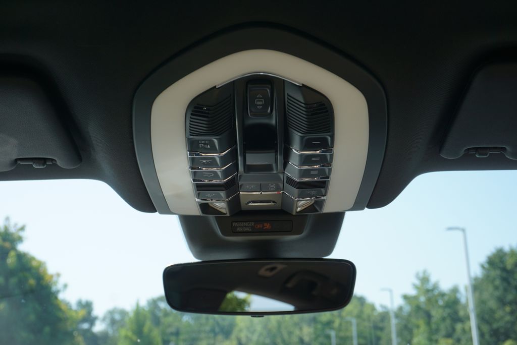 Thumbnail: 2021 Porsche Macan - 32