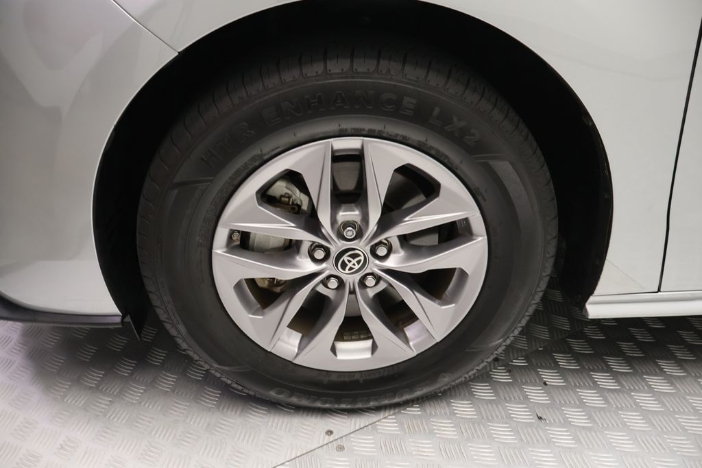 Thumbnail: 2023 Toyota Sienna - 4