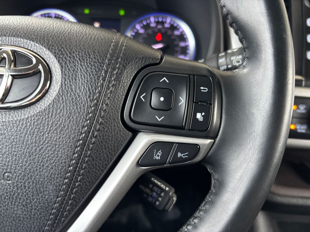 Thumbnail: 2019 Toyota Highlander - 12