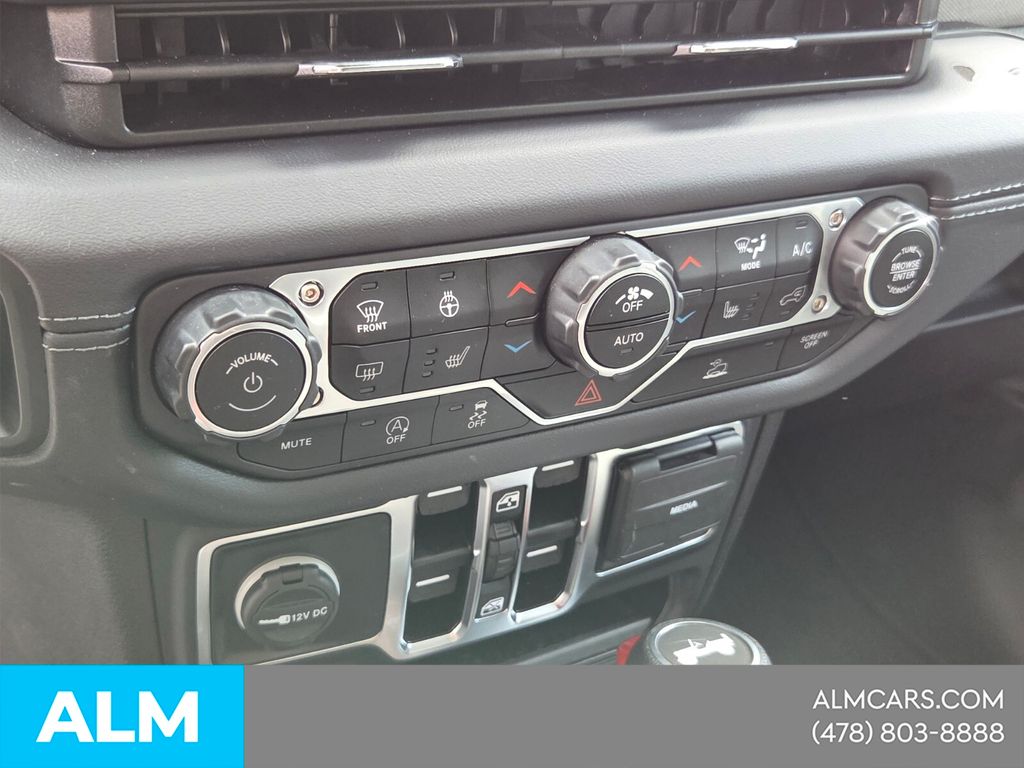 Used 2025 White Jeep Sahara image 21