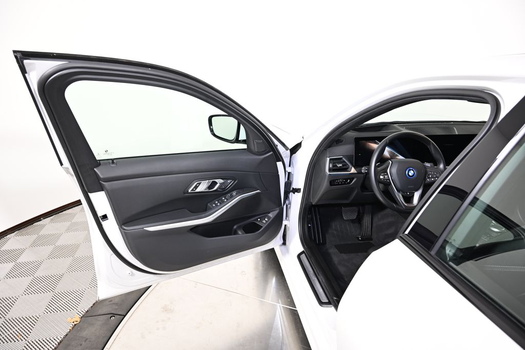 Thumbnail: 2023 BMW 3 Series - 21