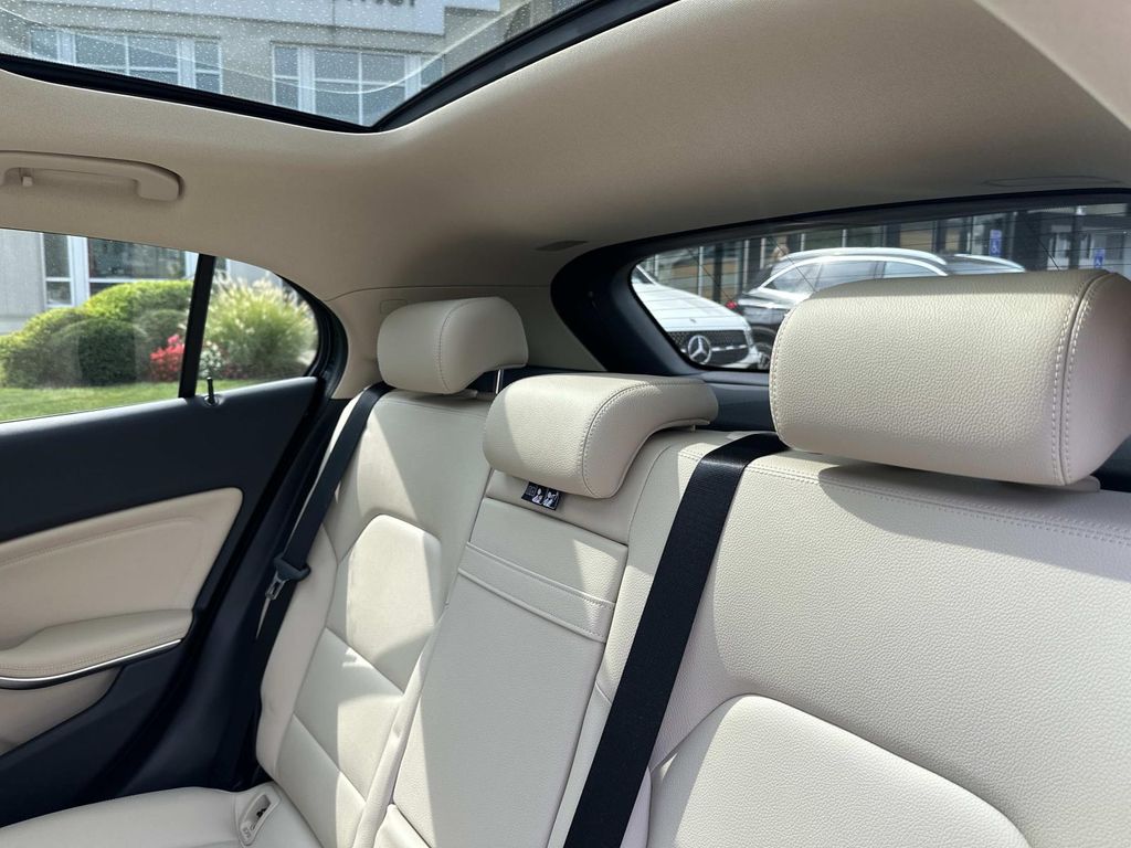 Thumbnail: 2020 Mercedes-Benz GLA - 32