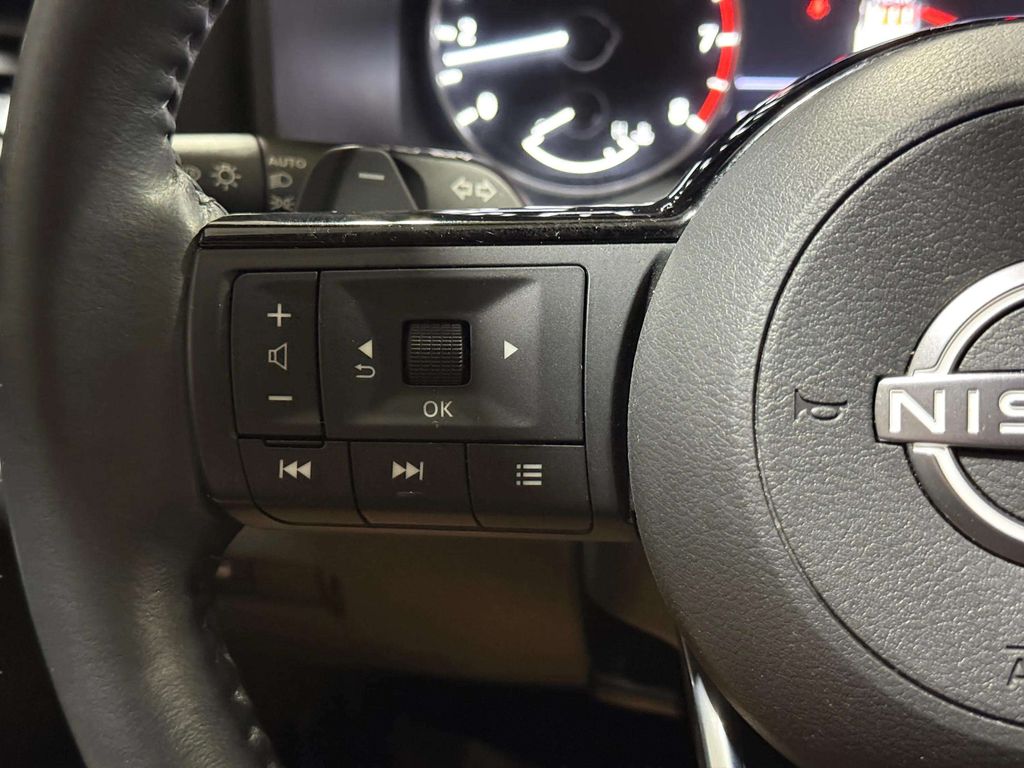 Certified Used 2023 Pearl White Tricoat/Super Black Nissan SL image 15