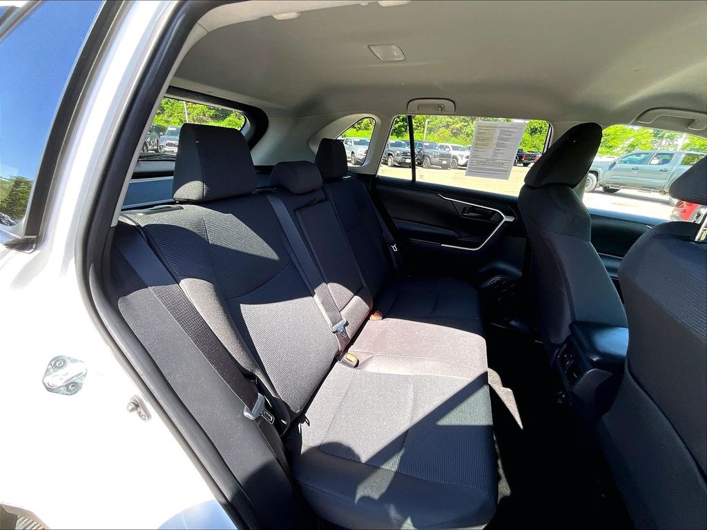 2024 Toyota RAV4 Hybrid — photo 16
