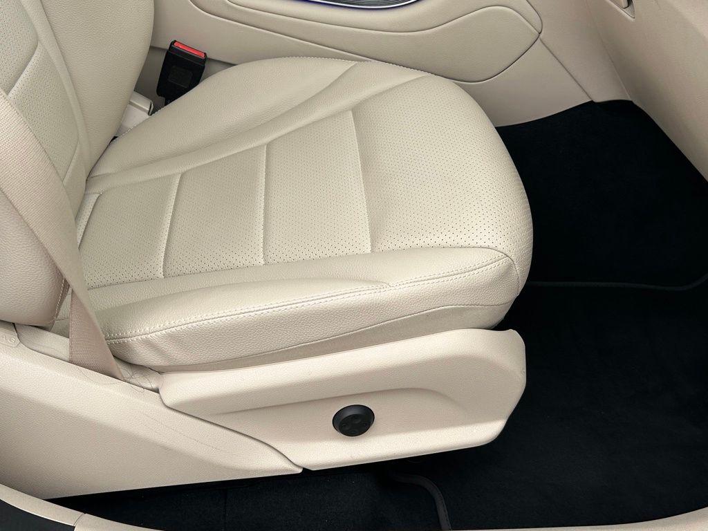 Used 2022  Mercedes-Benz GLC 300 image 36