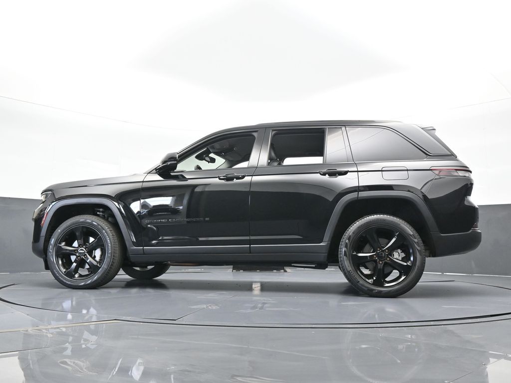 Used 2023 Diamond Black Crystal Pearlcoat Jeep Limited image 60