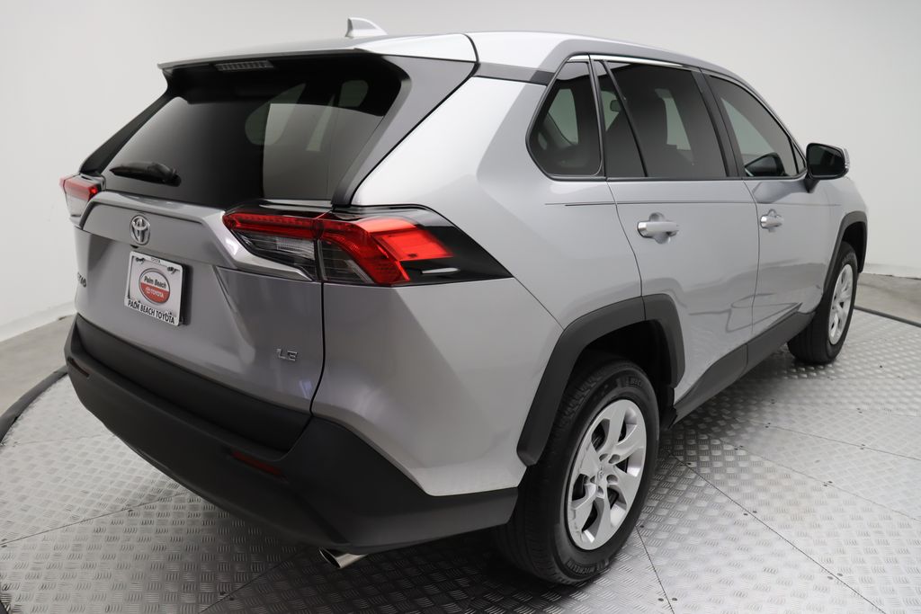 2022 Toyota RAV4 LE 8