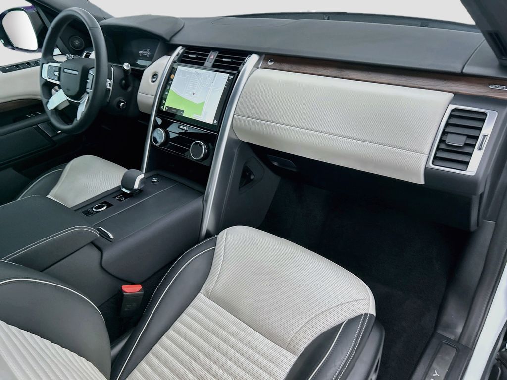 Thumbnail: 2024 Land Rover Discovery - 16
