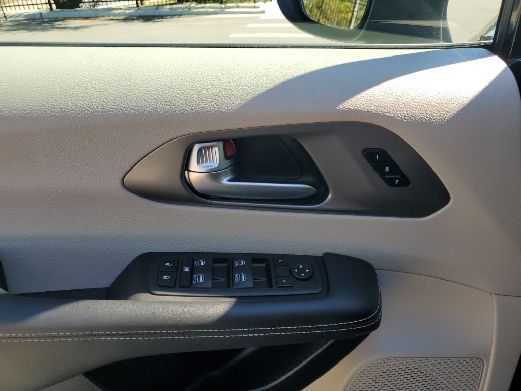 Used Car 2023 Chrysler Pacifica  Touring L For Sale Under $40,000 In Austin, Texas