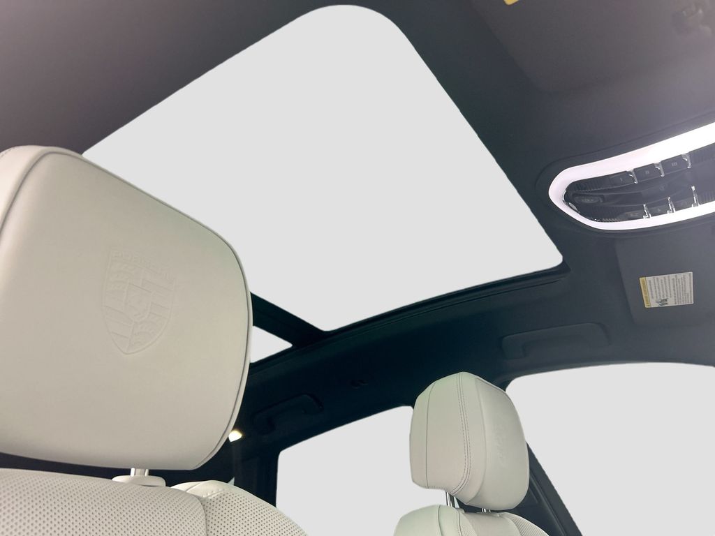 Thumbnail: 2026 Porsche Macan - 21