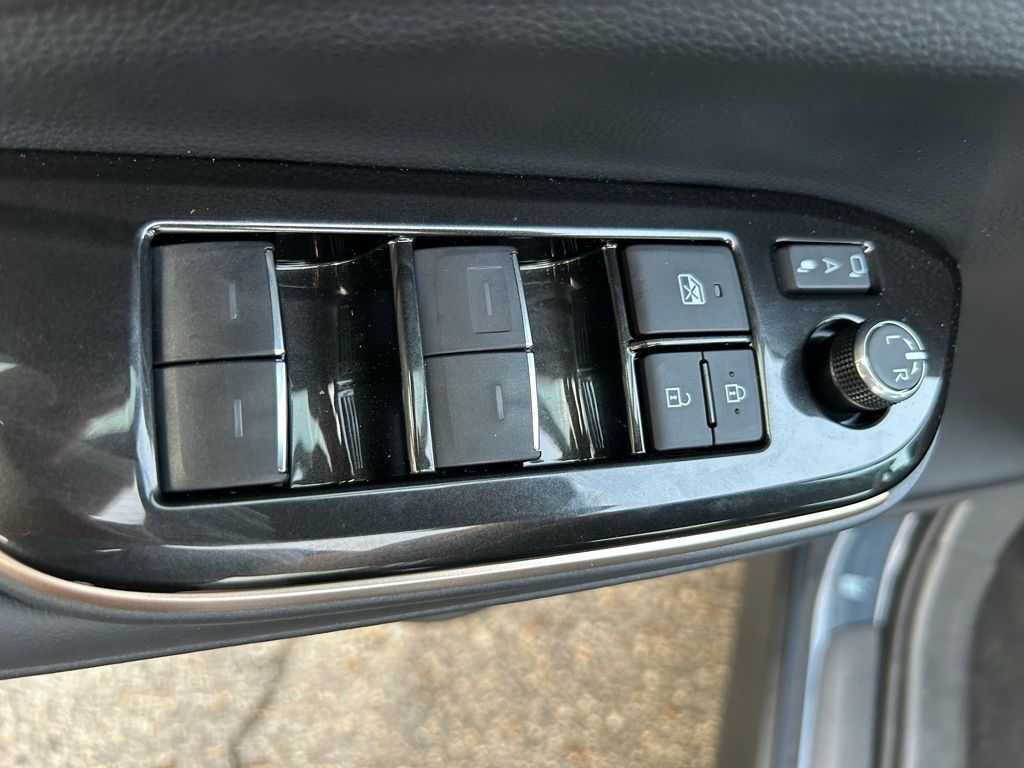 Thumbnail: 2025 Toyota Crown Signia - 17