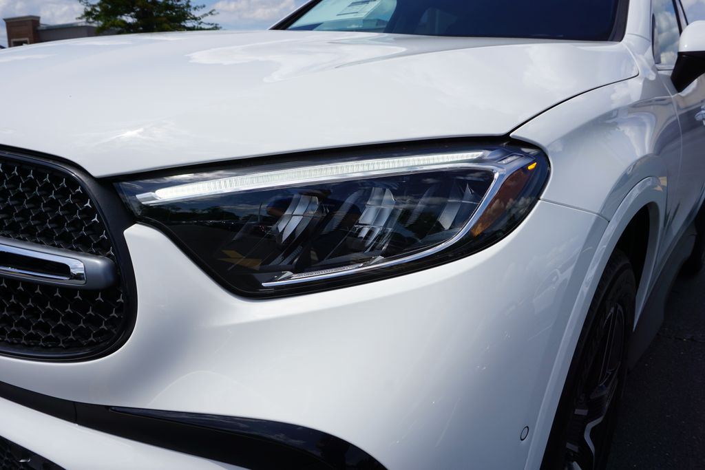 2025 Mercedes-Benz GLC 300 7
