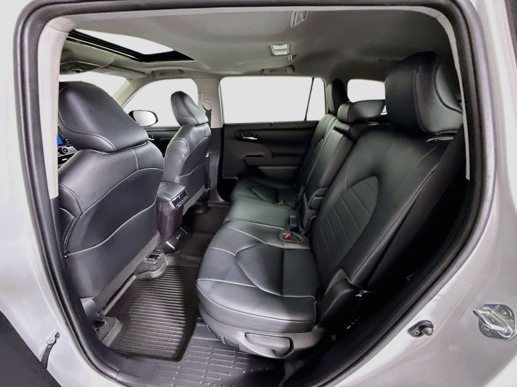 Thumbnail: 2023 Toyota Highlander - 21