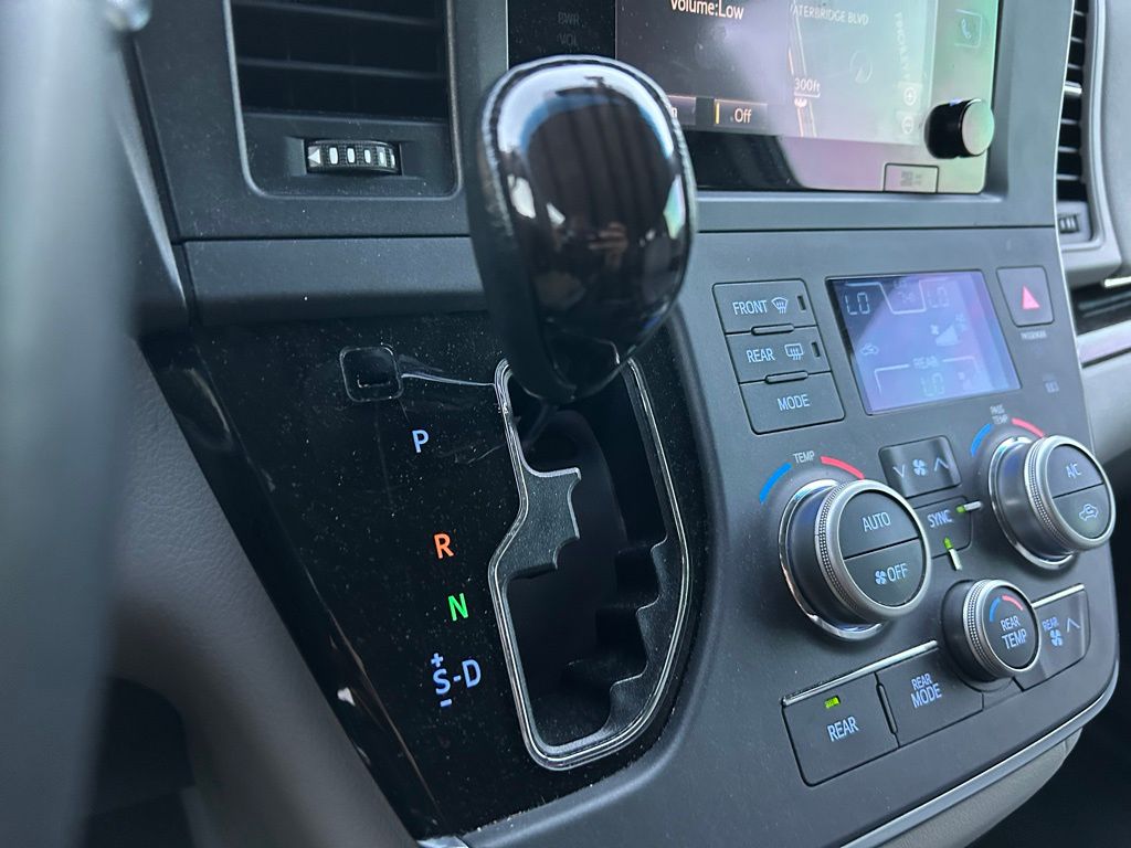 Thumbnail: 2017 Toyota Sienna - 30