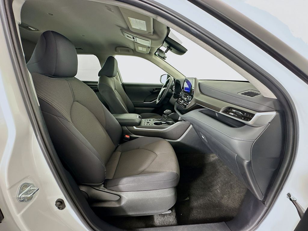 2024 Toyota Highlander LE 28