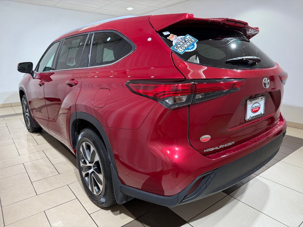 Thumbnail: 2022 Toyota Highlander - 3