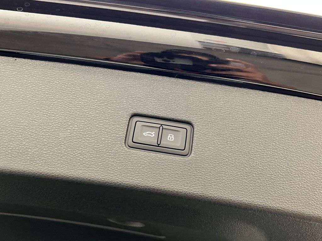 Thumbnail: 2026 Audi Q8 - 10