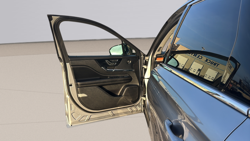 Used 2021 Silver Lincoln Reserve image 12