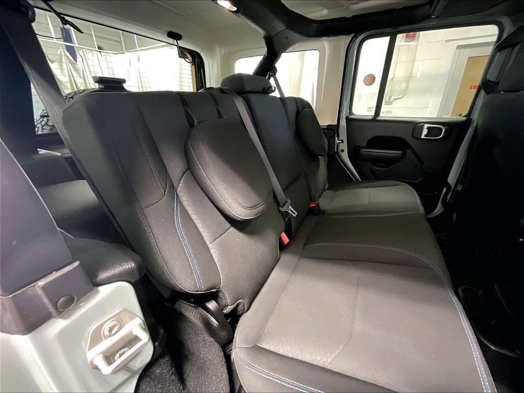 2023 Jeep Wrangler — photo 16