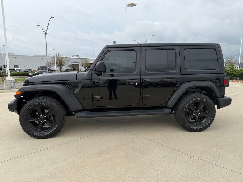 Used 2022 Jeep Wrangler Unlimited Altitude with VIN 1C4HJXDG4NW253925 for sale in Kansas City
