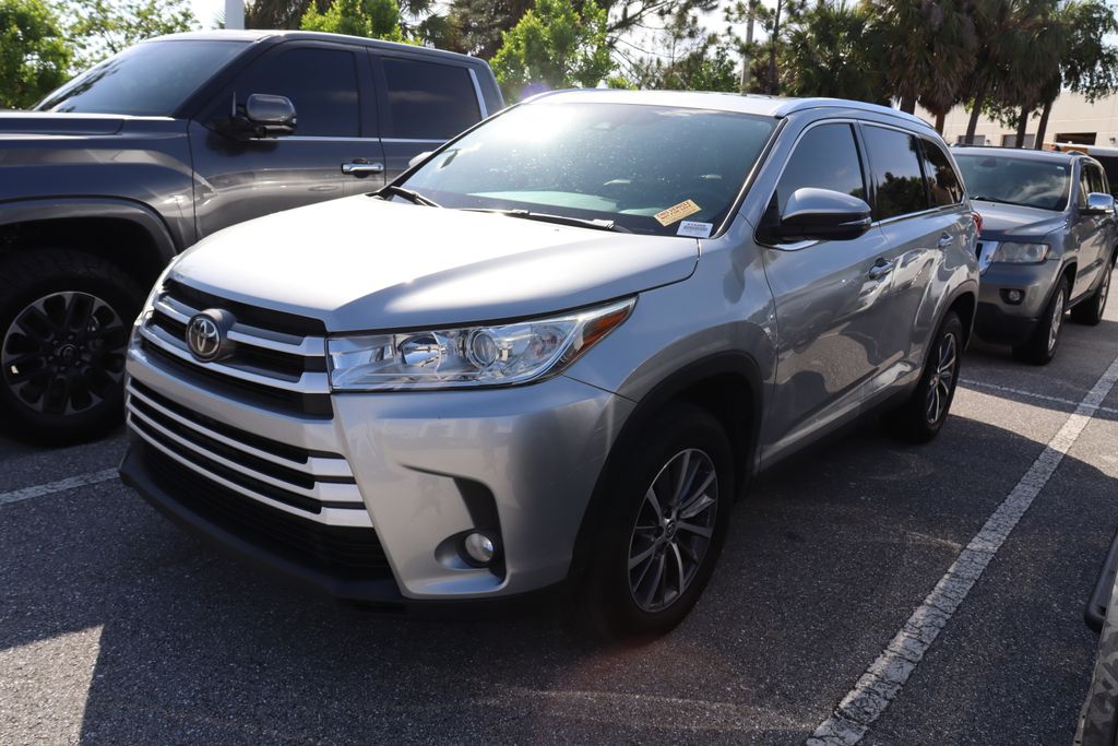 2019 Toyota Highlander XLE Hero Image