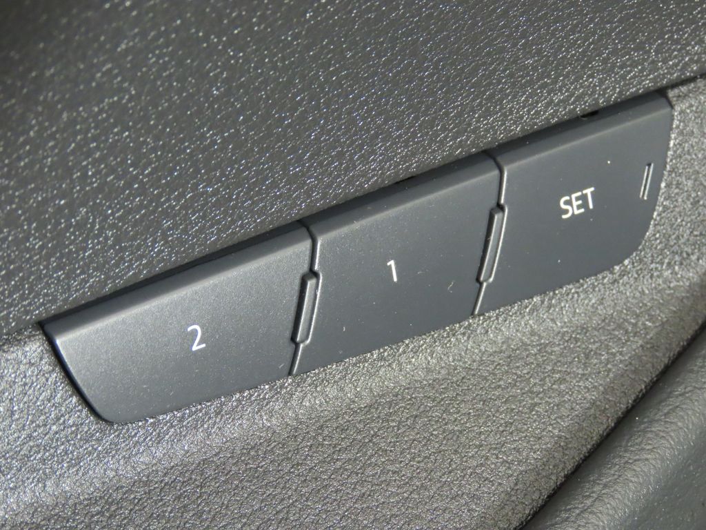 Thumbnail: 2022 Audi e-tron - 32